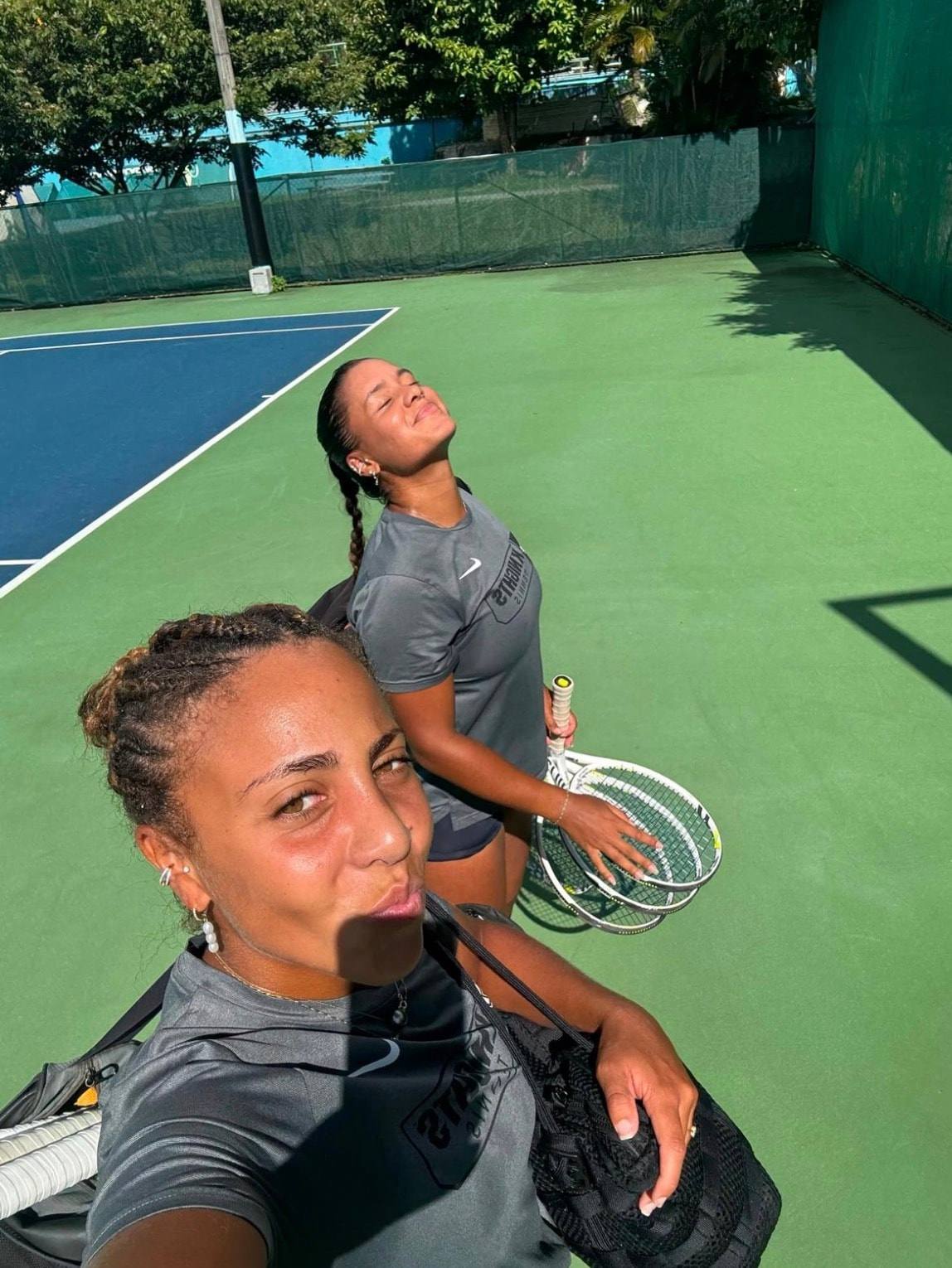 Sophia et Jade, selfie complice sur un court en dur